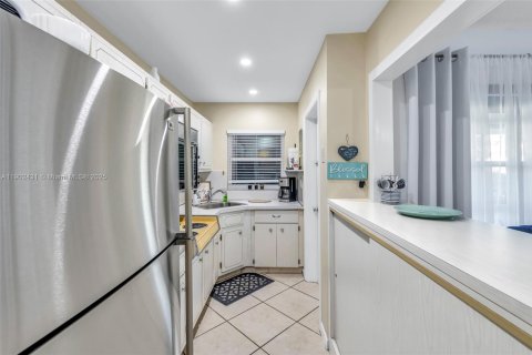 Condo in Hollywood, Florida, 1 bedroom  № 1953970 - photo 16