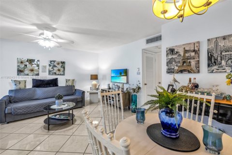 Condo in Hollywood, Florida, 1 bedroom  № 1953970 - photo 14