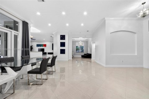Casa en venta en Davie, Florida, 4 dormitorios, 284.1 m2 № 2008795 - foto 24