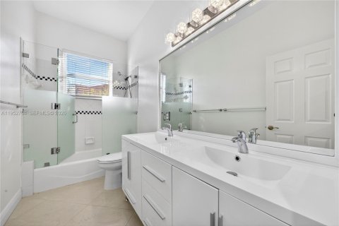 Casa en venta en Davie, Florida, 4 dormitorios, 284.1 m2 № 2008795 - foto 30