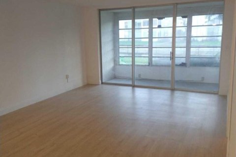 Condo in Tamarac, Florida, 2 bedrooms  № 2258154 - photo 6