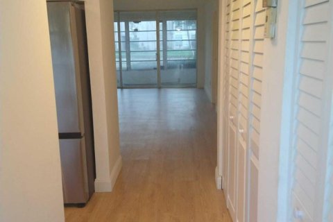 Condo in Tamarac, Florida, 2 bedrooms  № 2258154 - photo 2