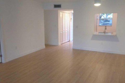 Condo in Tamarac, Florida, 2 bedrooms  № 2258154 - photo 5