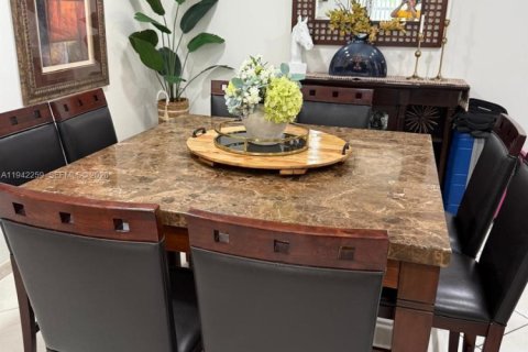 House in Pembroke Pines, Florida 4 bedrooms, 167.6 sq.m. № 2000448 - photo 4