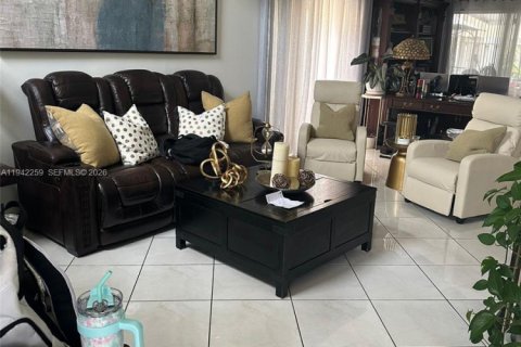 House in Pembroke Pines, Florida 4 bedrooms, 167.6 sq.m. № 2000448 - photo 3