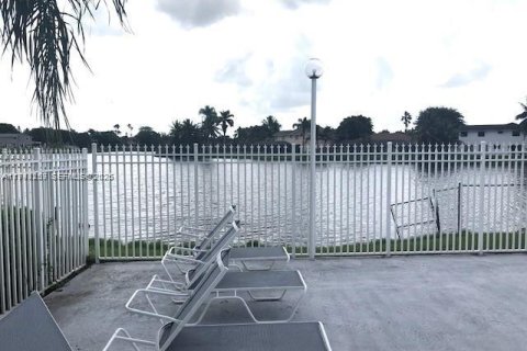 House in Pembroke Pines, Florida 4 bedrooms, 167.6 sq.m. № 2000448 - photo 14