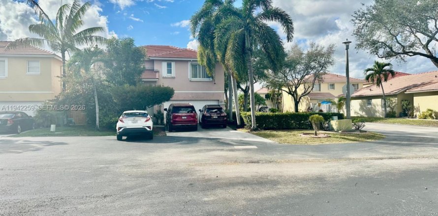 House in Pembroke Pines, Florida 4 bedrooms, 167.6 sq.m. № 2000448