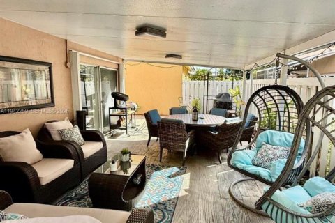 House in Pembroke Pines, Florida 4 bedrooms, 167.6 sq.m. № 2000448 - photo 12