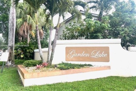 House in Pembroke Pines, Florida 4 bedrooms, 167.6 sq.m. № 2000448 - photo 21