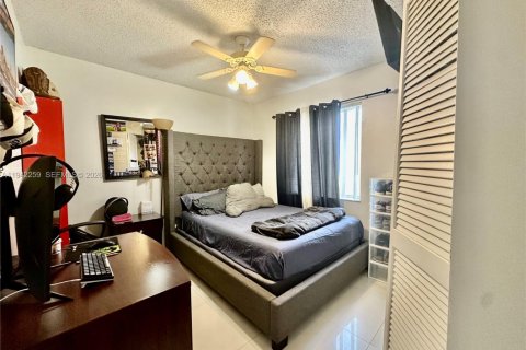 House in Pembroke Pines, Florida 4 bedrooms, 167.6 sq.m. № 2000448 - photo 8