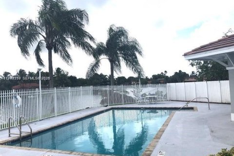 House in Pembroke Pines, Florida 4 bedrooms, 167.6 sq.m. № 2000448 - photo 17