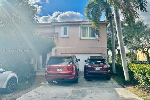 House in Pembroke Pines, Florida 4 bedrooms, 167.6 sq.m. № 2000448 - photo 2