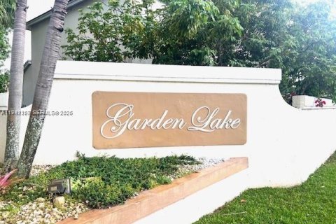 House in Pembroke Pines, Florida 4 bedrooms, 167.6 sq.m. № 2000448 - photo 20