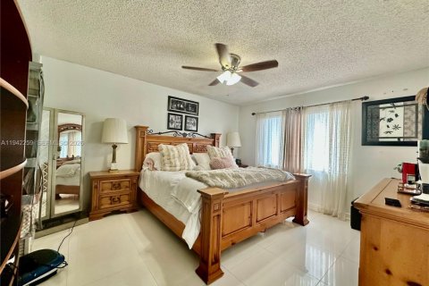 House in Pembroke Pines, Florida 4 bedrooms, 167.6 sq.m. № 2000448 - photo 6