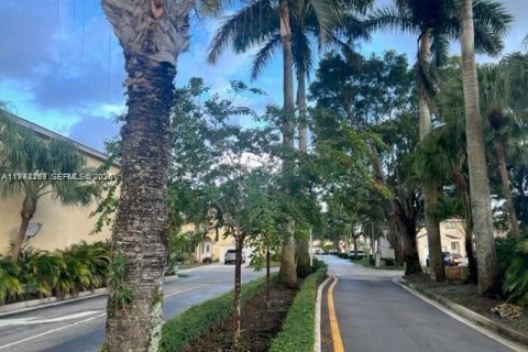 House in Pembroke Pines, Florida 4 bedrooms, 167.6 sq.m. № 2000448 - photo 24