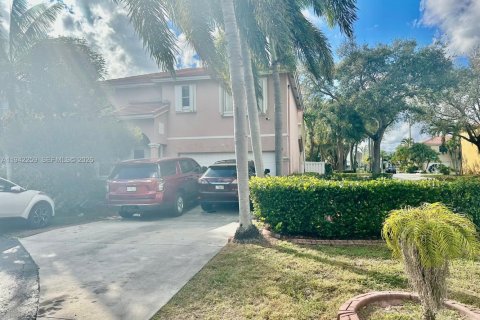 House in Pembroke Pines, Florida 4 bedrooms, 167.6 sq.m. № 2000448 - photo 13