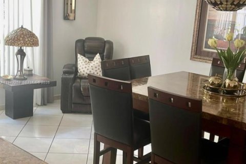 House in Pembroke Pines, Florida 4 bedrooms, 167.6 sq.m. № 2000448 - photo 5