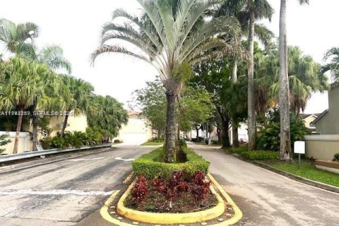 House in Pembroke Pines, Florida 4 bedrooms, 167.6 sq.m. № 2000448 - photo 22