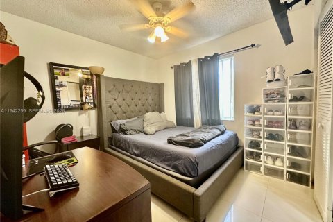 House in Pembroke Pines, Florida 4 bedrooms, 167.6 sq.m. № 2000448 - photo 9