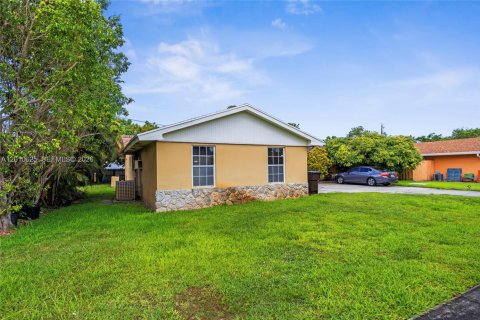 Villa ou maison à vendre à West Palm Beach, Floride: 3 chambres, 178.37 m2 № 2077785 - photo 2