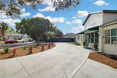 Commercial property in Saint Petersburg, Florida 406.73 sq.m. № 1312245 - photo 2