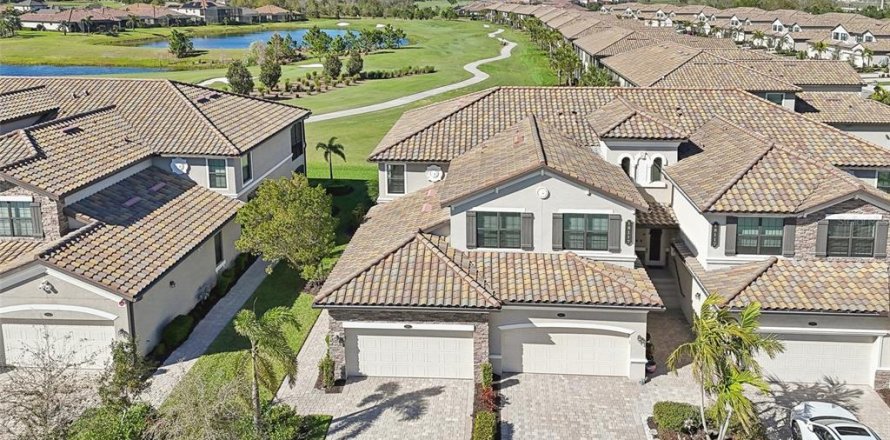Condo in Lakewood Ranch, Florida, 3 bedrooms in LAKEWOOD NATIONAL  № 1557216
