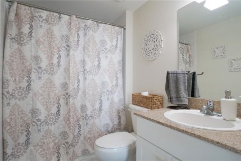 Снять в аренду квартиру в Майами, Флорида 2 спальни, 87.51м2, № 1992424 - фото 4