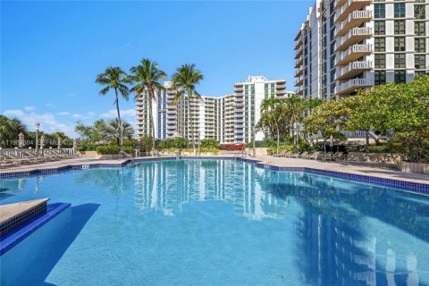 Condo in Key Biscayne, Florida, 1 bedroom  № 2053018 - photo 14