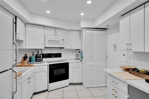 Condo in Key Biscayne, Florida, 1 bedroom  № 2053018 - photo 2