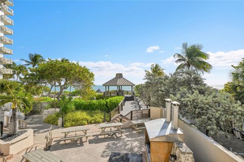 Condo in Key Biscayne, Florida, 1 bedroom  № 2053018 - photo 15