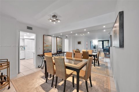 Condo in Key Biscayne, Florida, 1 bedroom  № 2053018