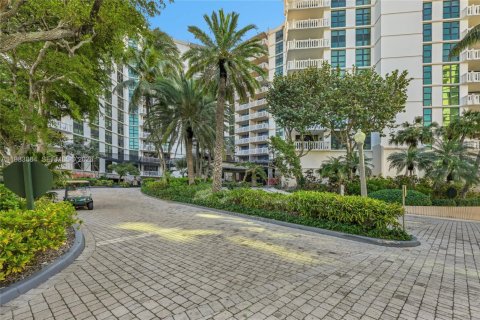 Condo in Key Biscayne, Florida, 1 bedroom  № 2053018 - photo 17