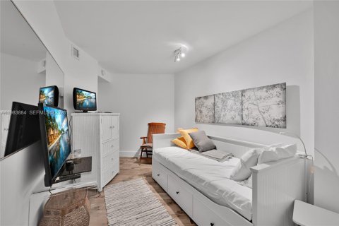 Condo in Key Biscayne, Florida, 1 bedroom  № 2053018 - photo 11