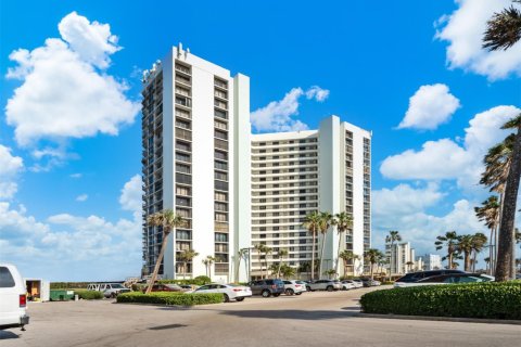 Condo in Jensen Beach, Florida, 2 bedrooms  № 1128019 - photo 1