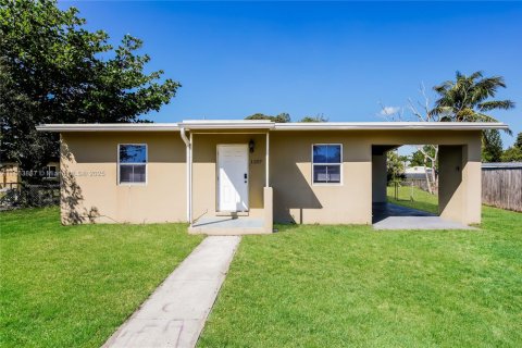 Casa en alquiler en Fort Lauderdale, Florida, 3 dormitorios, 88.07 m2 № 1891742 - foto 1