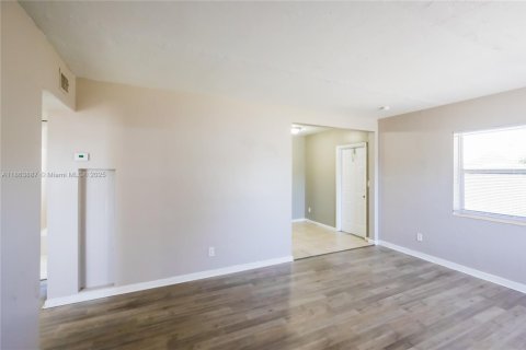 Casa en alquiler en Fort Lauderdale, Florida, 3 dormitorios, 88.07 m2 № 1891742 - foto 2