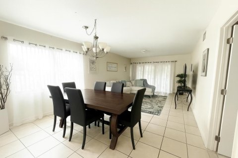 Condo in West Palm Beach, Florida, 2 bedrooms  № 2241895 - photo 11