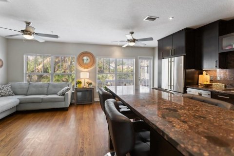 Townhouse in Tampa, Florida 2 bedrooms, 160.16 sq.m. № 2094670 - photo 9