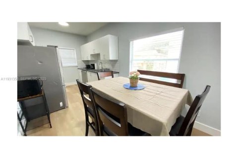 Снять в аренду виллу или дом в Майами, Флорида 4 спальни, 139.35м2, № 1990171 - фото 3