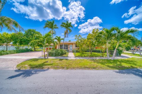 House in Miami Gardens, Florida 3 bedrooms, 100.61 sq.m. № 2244374