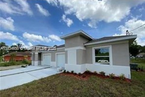 Propiedad comercial en venta en Lehigh Acres, Florida, 119.84 m2 № 1817146 - foto 1