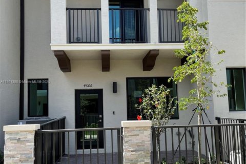 Touwnhouse à vendre à Doral, Floride: 3 chambres, 132.29 m2 № 1892529 - photo 1