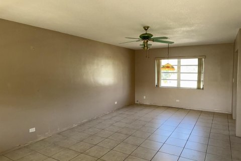 Condo in Hollywood, Florida, 2 bedrooms № 2250139 - photo 8