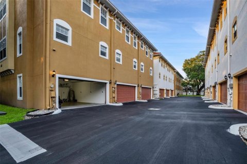 Townhouse in Tampa, Florida 3 bedrooms, 191.19 sq.m. № 1131064 - photo 3