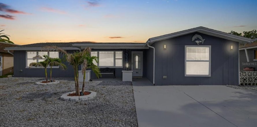 House in Port Richey, Florida 3 bedrooms, 121.7 sq.m. № 1831300