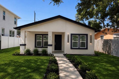 House in Saint Petersburg, Florida 3 bedrooms, 111.48 sq.m. № 2109934