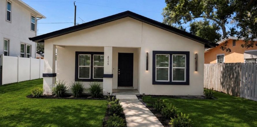 House in Saint Petersburg, Florida 3 bedrooms, 111.48 sq.m. № 2109934