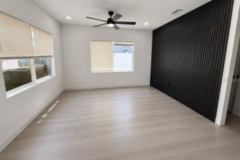 House in Saint Petersburg, Florida 3 bedrooms, 111.48 sq.m. № 2109934 - photo 2