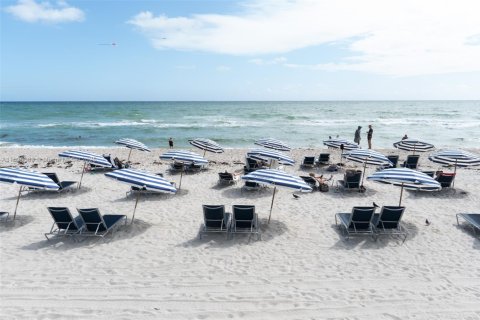 Condominio en alquiler en Hollywood, Florida, 1 dormitorio, 78.69 m2 № 2081659 - foto 13