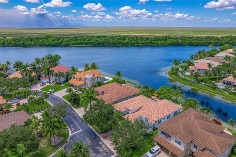 House in Coral Springs, Florida 5 bedrooms, 277.03 sq.m. № 2087058 - photo 6